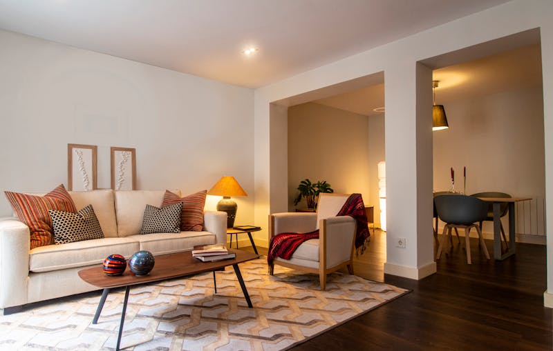 Salon chaleureux aux tons chauds avec lumière douce et mobilier confortable